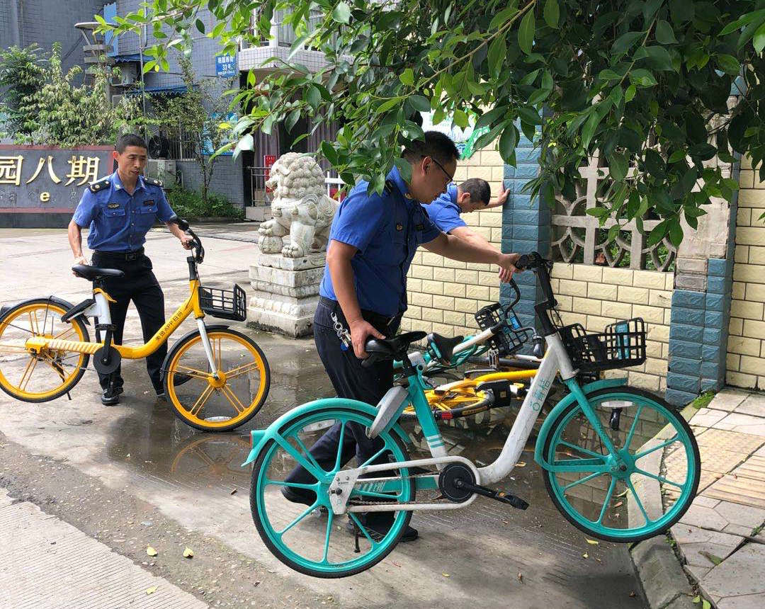 執(zhí)法人員開展日常巡邏，維護(hù)共享單車停車秩序。.jpg