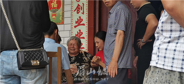 家屬悲痛不已。.jpg