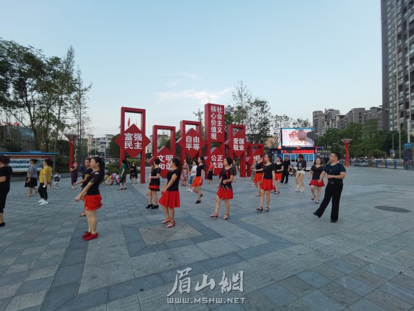 跳起歡快的廣場(chǎng)舞，散發(fā)陣陣文明新風(fēng)。本報(bào)記者 周華 攝