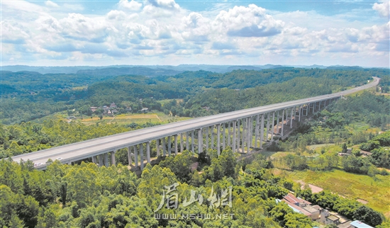 成宜高速全線(xiàn)貫通，為眉山開(kāi)放發(fā)展提供新動(dòng)能。