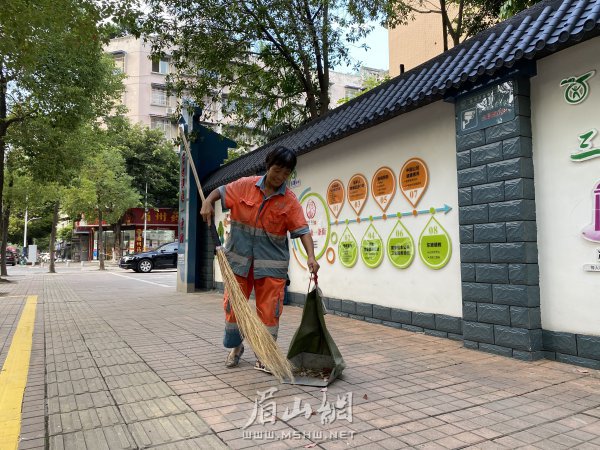 環衛工人常態保潔，維護街道環境衛生。
