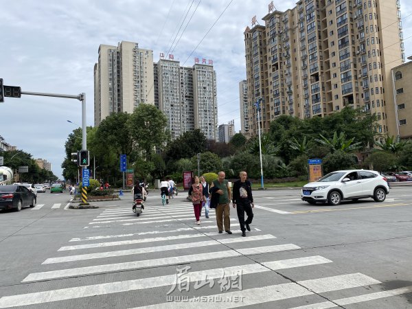 市民文明有序過馬路。