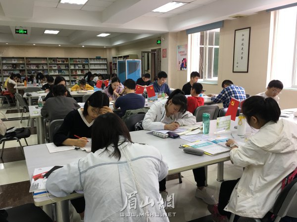 市民在圖書館安靜閱讀。