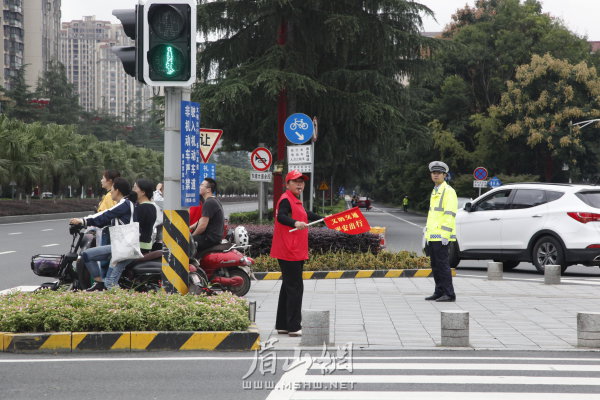 交警、交通志愿者共同維護交通秩序。
