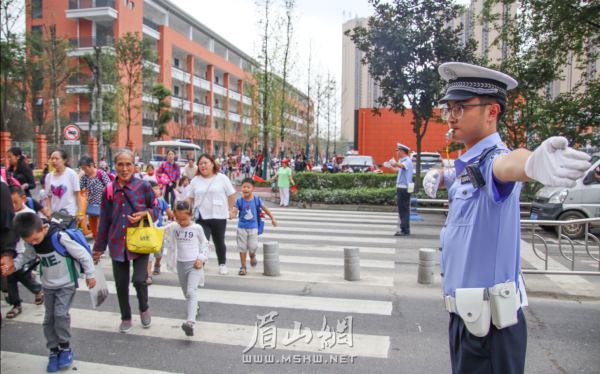 交警在學校路段疏導交通。（資料圖片）
