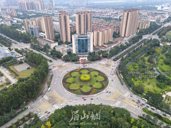 在眉州大道轉(zhuǎn)盤處，車輛有序通行。