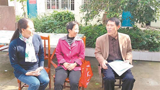 賀仲華（右）向村民宣傳柑桔管理技術。