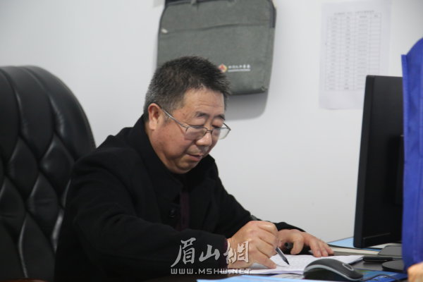 伍志祥正在統計人口普查的相關數據。