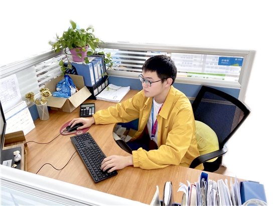 踏上職業生涯的周高。.jpg