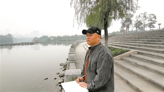 在東坡城市濕地公園，余啟翔記錄著自己的感受。