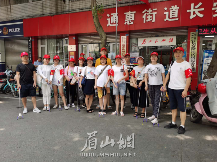眉山日報社志愿者在通惠街道長安路社區(qū)開展志愿服務(wù)活動。.png