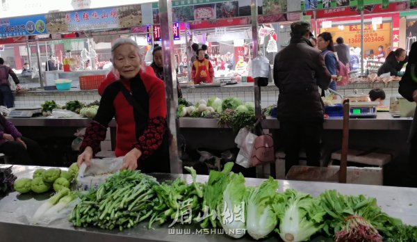 在市場里賣菜的老人不懂移動支付，只收現(xiàn)金。