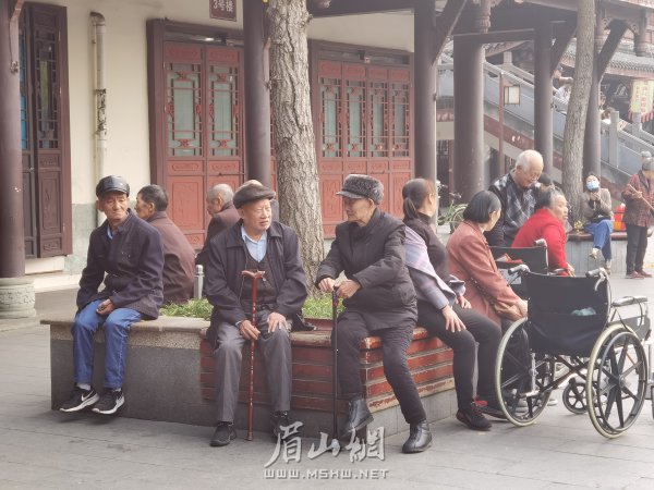 智能時代，老人們需要更多關愛。
