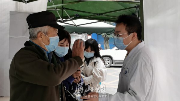 醫(yī)院里，老人向醫(yī)護人員擺手表示沒有健康碼。
