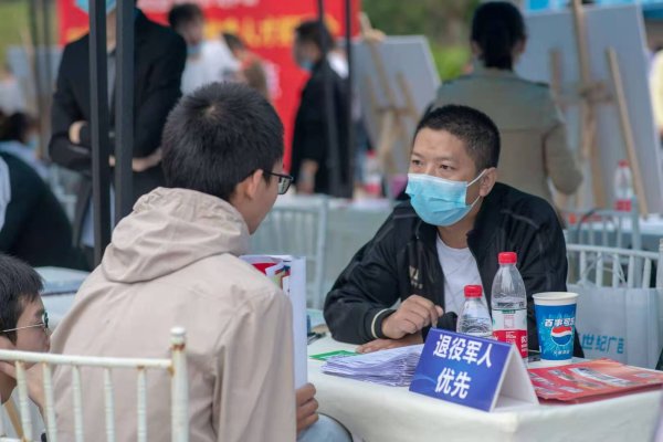 舉辦線下招聘會，搭建就業平臺。
