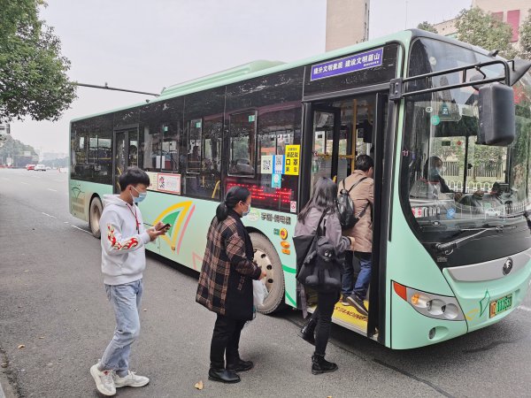 市民乘坐S101線公交車。