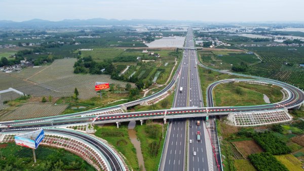 成樂高速公路擴容重要節點工程彭山新互通已通車。（彭山區委宣傳部提供）