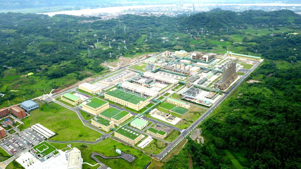 被譽為“化工高爾夫”的永祥新能源股份有限公司，每年產出3萬余噸高純度晶硅。