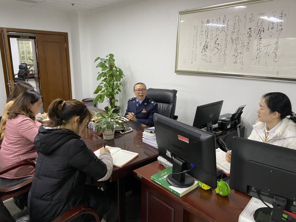 闞洪（中）安排布置工作。