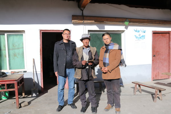 沈衛東（右一）和援藏工作組同志慰問金川縣新開村建檔立卡貧困戶。