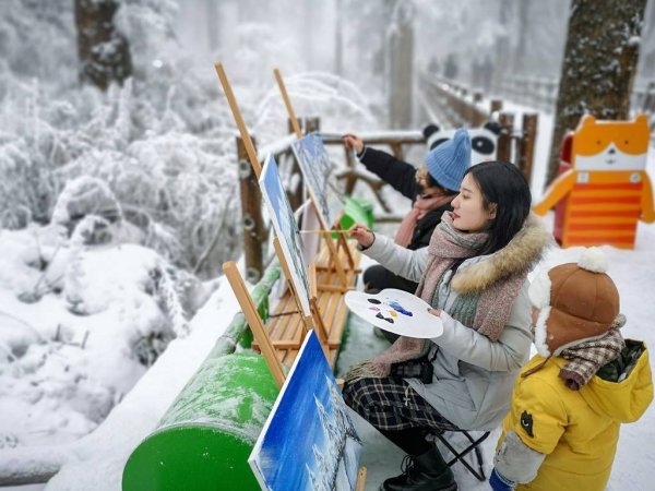 瓦屋雪景入畫來。