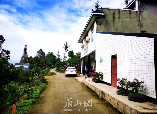 村內(nèi)早已換了模樣，家家戶戶庭院整潔，大家住上了樓房，開上了小車。