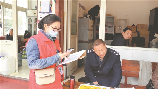 志愿者走訪小區開展巡視工作。.jpg