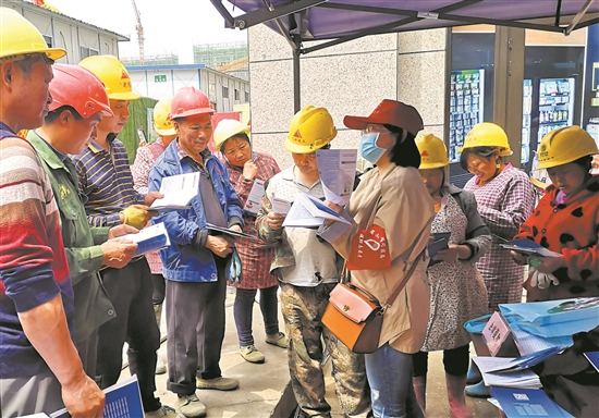 市司法局法律援助志愿者正在進行法治宣傳。（資料圖片）.jpg