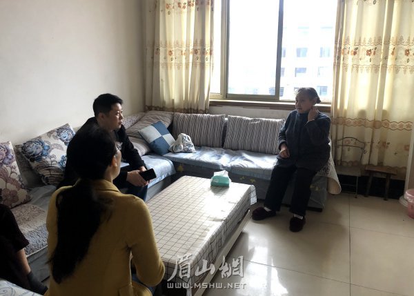 民政部門和社區工作人員看望城鎮低保人員。