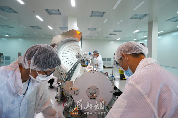示范區(qū)支持重點制造業(yè)企業(yè)引進設備和零部件，促進制造業(yè)向高端化、國際化轉型。