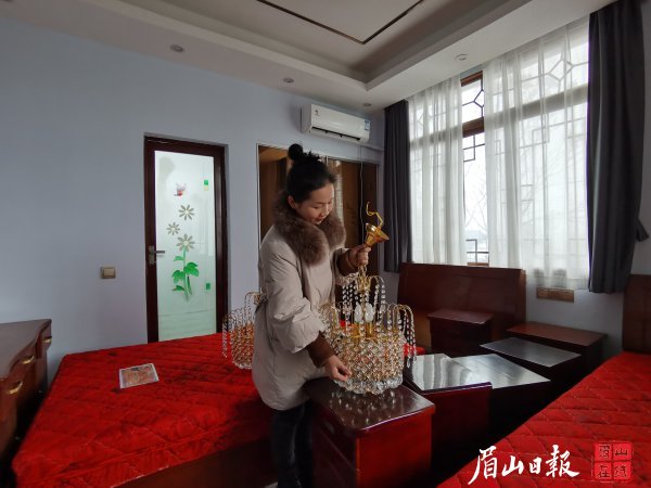 楊琴正在整理新購買的燈具。