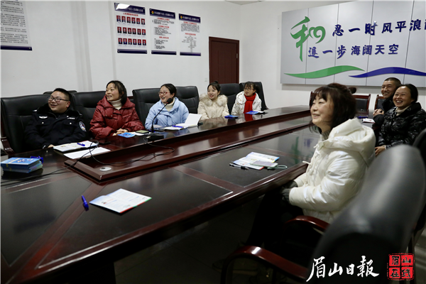 民警詼諧的語(yǔ)言將大家逗得哈哈大笑。