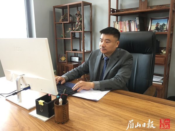 姜凌云在撰寫提案。