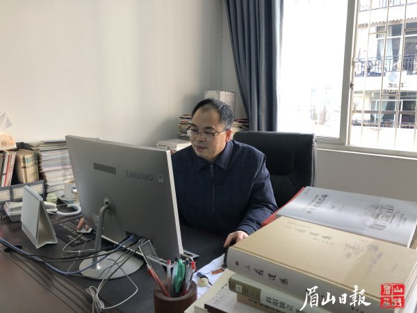 劉清泉在研究東坡文化。