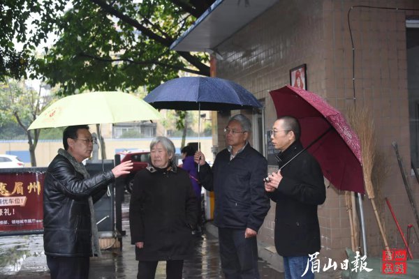 劉璧（右二）到小區了解電力設施安裝運行情況。