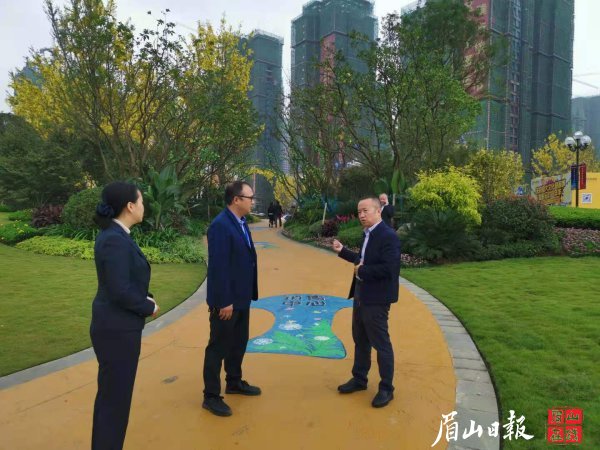 王永洪（右一）到新建小區了解無線網絡覆蓋和有線網絡資源入戶情況。