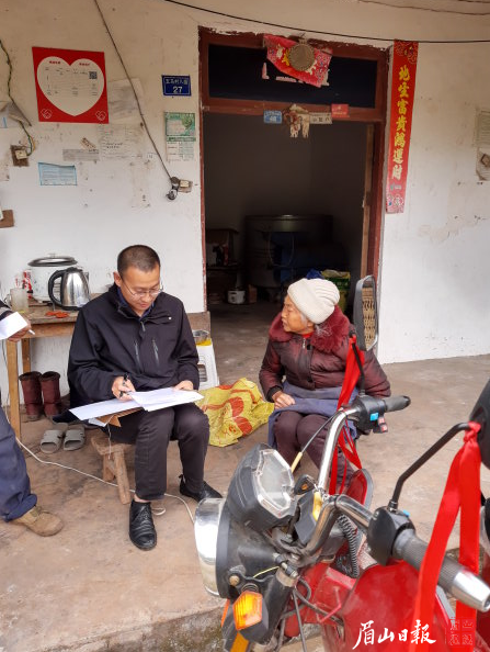 許鳴（左）到農戶家中了解生產情況。