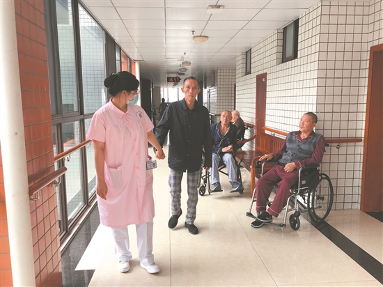 在龔村養護中心，失能半失能老人有專業醫護人員照料。.jpg