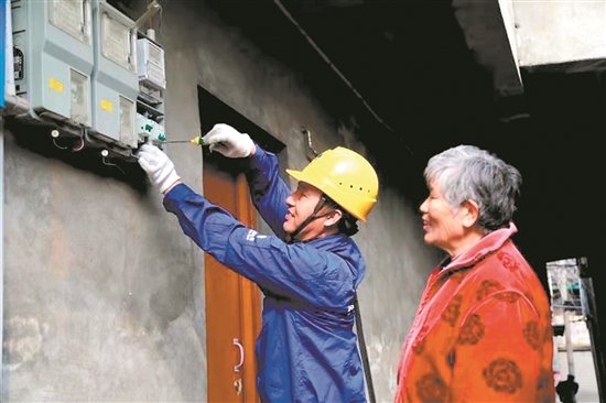 盛恩利在居民家中檢修。.jpg