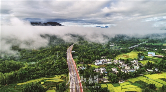 洪山雅水，鐘靈俊秀。張銳紅 攝.jpg