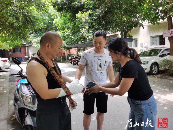 侯軍輝對謝東（左）父子鞠躬道謝。