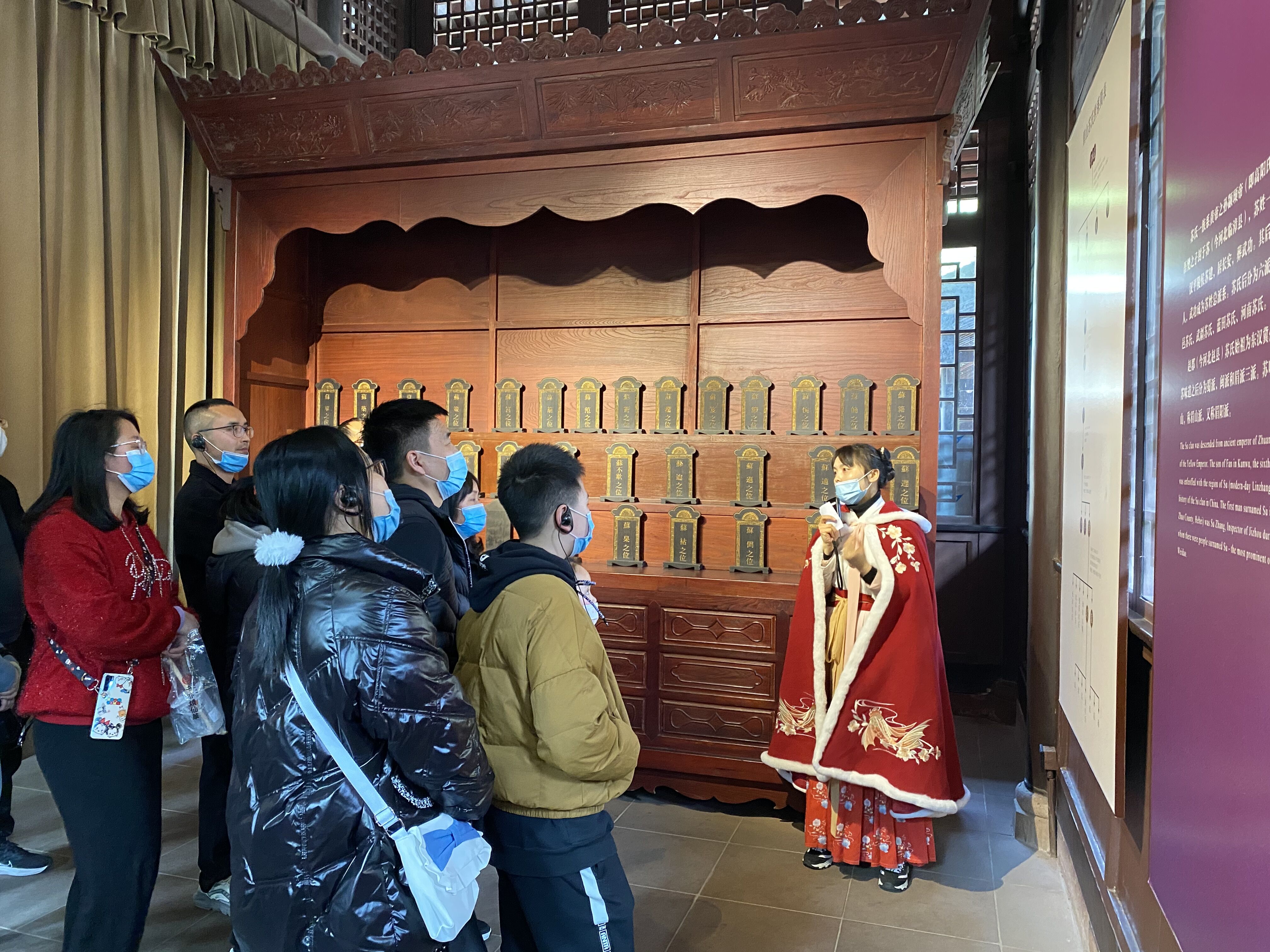 景區(qū)志愿者為游客講解三蘇文化，并宣傳文明旅游。.jpg