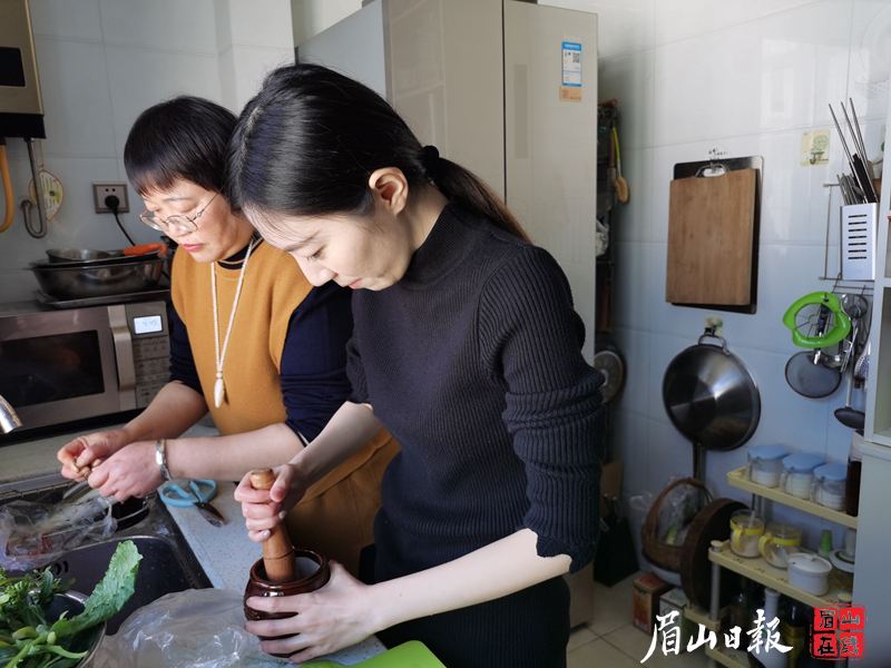 開心地和母親一起做菜。