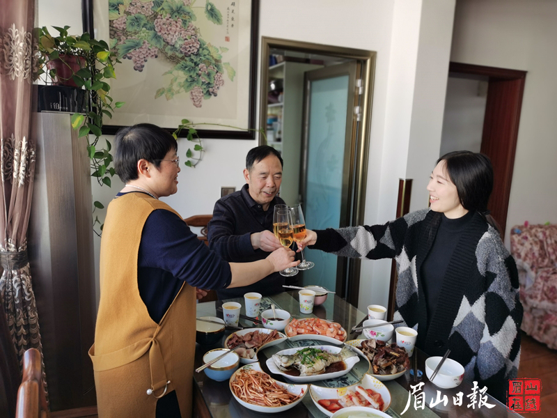 一家三口吃個團年飯。