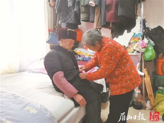游金香給老伴整理衣物。