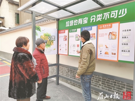 張君華和老伴在東街78號小區(qū)里了解垃圾分類知識。