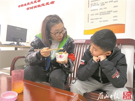 兒子送來(lái)飯菜，母子倆享受難得的溫情時(shí)光。