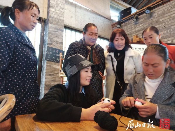  馮燕霞教授村民編織技能。