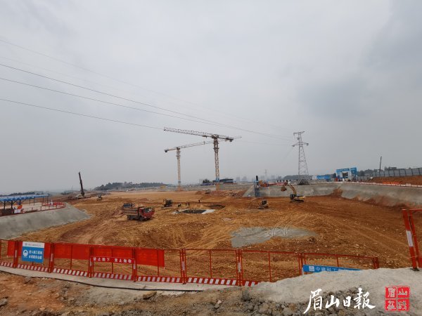  在眉山天府新區(qū)人民醫(yī)院建設(shè)項(xiàng)目上，工人們正快馬加鞭地進(jìn)行基礎(chǔ)施工工作。