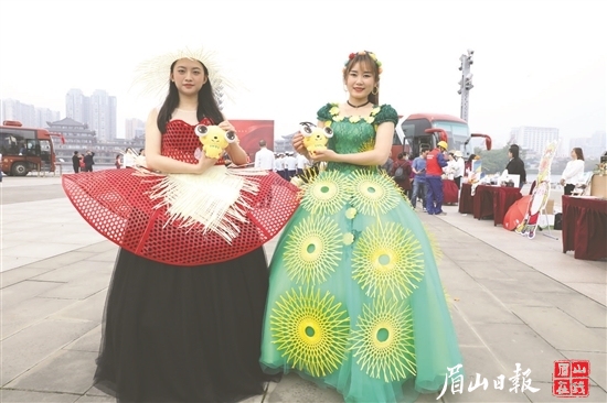 區縣特色文旅產品展出之青神竹編服裝。